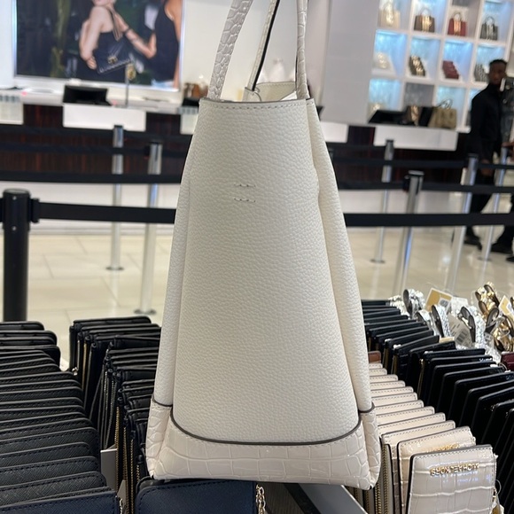 MICHAEL KORS
Reed Large Leather Belted Satchel Shoulder Tote Handbag 
Light Crea - Picture 6 of 16